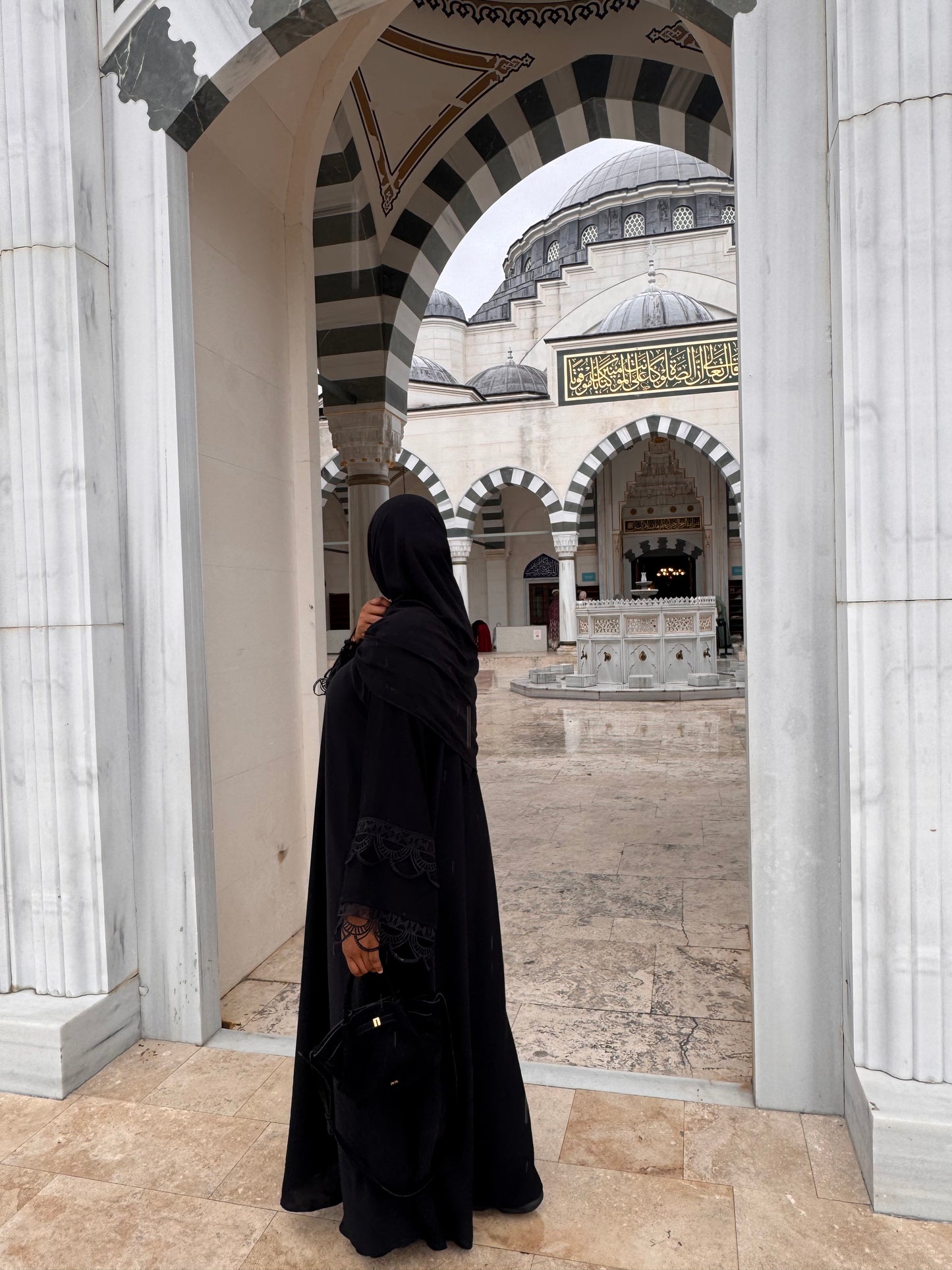 L A C E - NIDA CLOSED ABAYA
