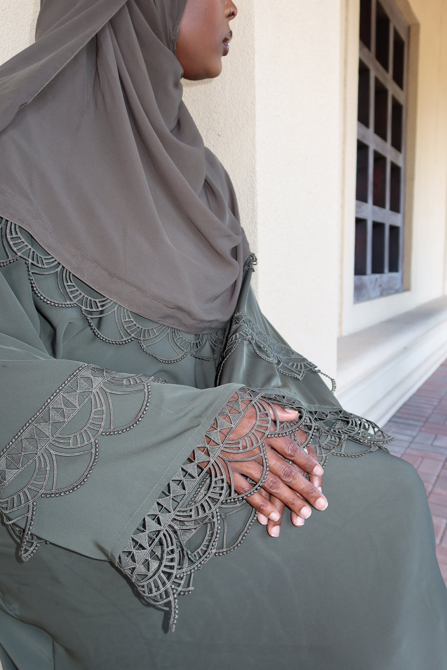 L A C E - NIDA CLOSED ABAYA
